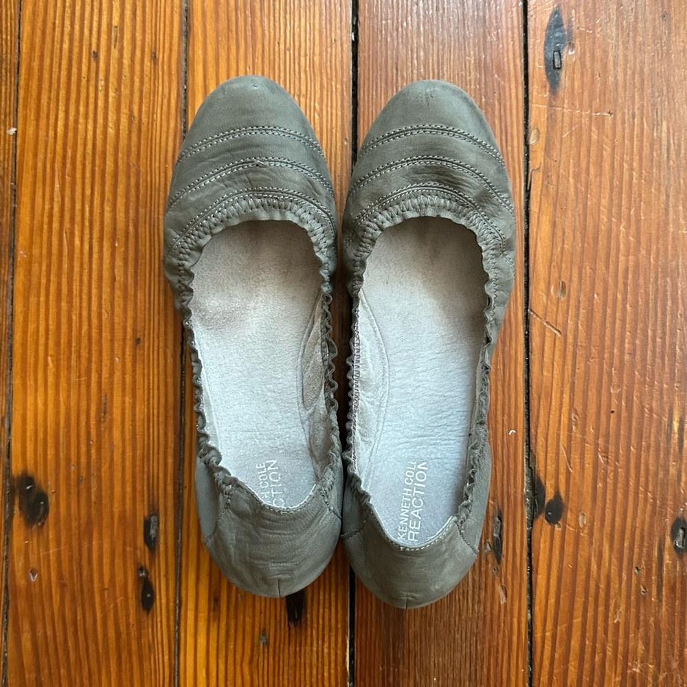 Kenneth Cole Reaction Less is More foldable flats in Anthracite 8M